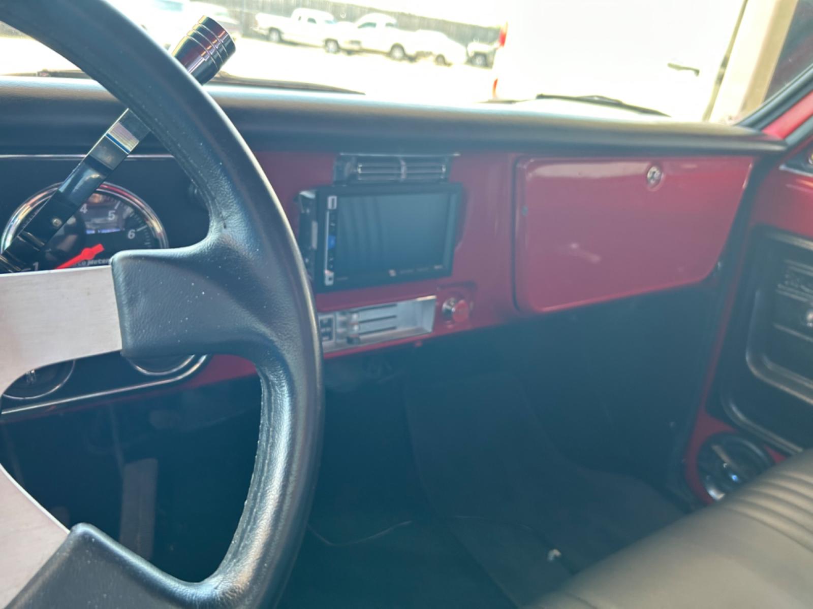 1972 Red Chevrolet C10 (CCE142A1201) , Automatic transmission, located at 1687 Business 35 S, New Braunfels, TX, 78130, (830) 625-7159, 29.655487, -98.051491 - 580 Horse Power - Photo #9